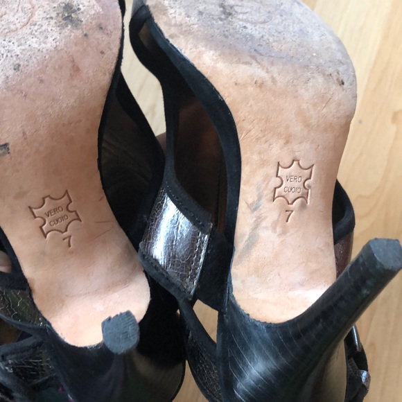 Cynthia Vincent metallic pewter & Black  heels - Picture 5 of 6